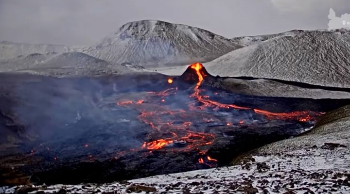 İzlanda'da 900 yıl sonra faaliyete geçen yanardağın patlama anı canlı yayınlanıyor