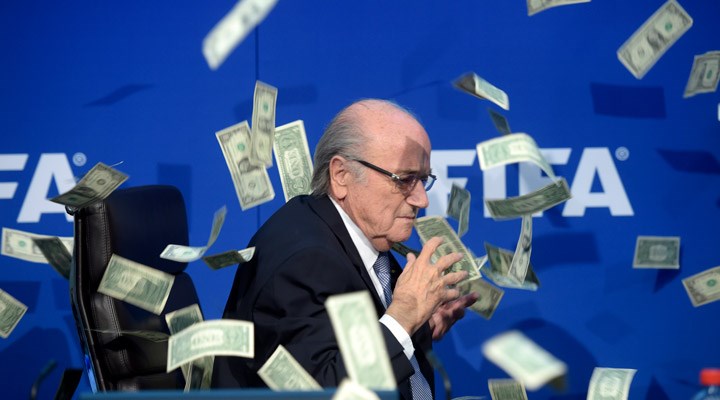Eski FIFA Başkanı Sepp Blatter'e 6 yıl 8 ay futboldan men cezası verildi