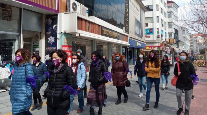 Bolu'da kadınlar yürümek istedi, polis engelledi: Mor fularla yürümek yasakmış!