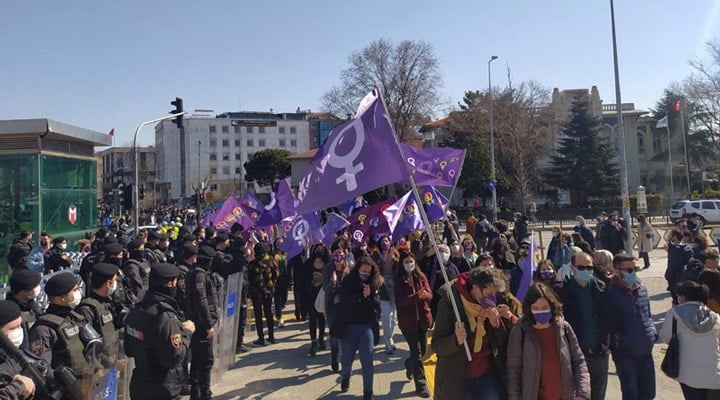 Kadınlar Kadıköy'de haykırdı: "Susmuyoruz, korkmuyoruz, itaat etmiyoruz!"