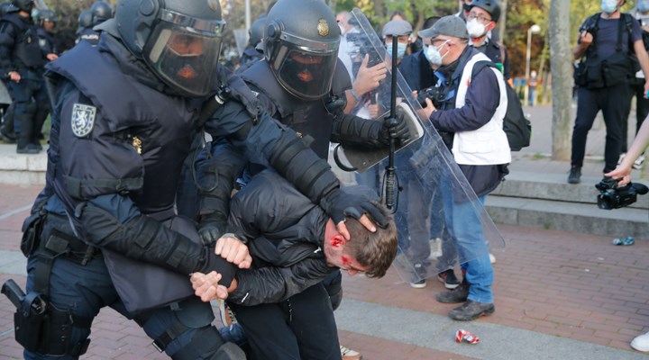 İspanya’da aşırı sağcı Vox Partisi’nden provokasyon mitingi: Polis, solculara saldırdı
