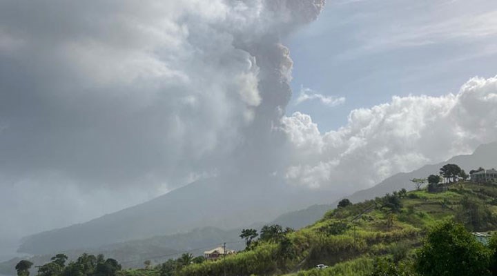 Karayipler’deki La Soufrière yanardağında patlama: Bölge halkı tahliye ediliyor