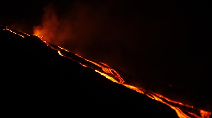 Karayipler'deki La Soufriere yanardağı 3. kez patladı