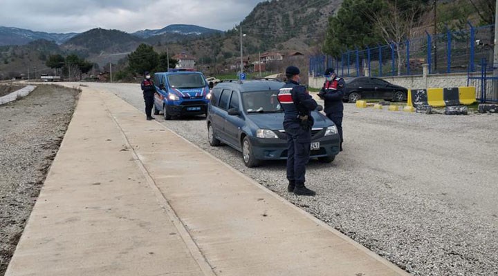 Covid-19 hastası ve temaslı 7 kişi, Sinop'ta katıldıkları cenazeden İstanbul'a dönerken yakalandı