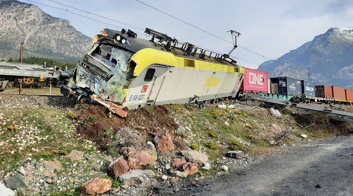 Adana'da aynı istikametteki iki yük treni çarpıştı: 2 makinist yaralı