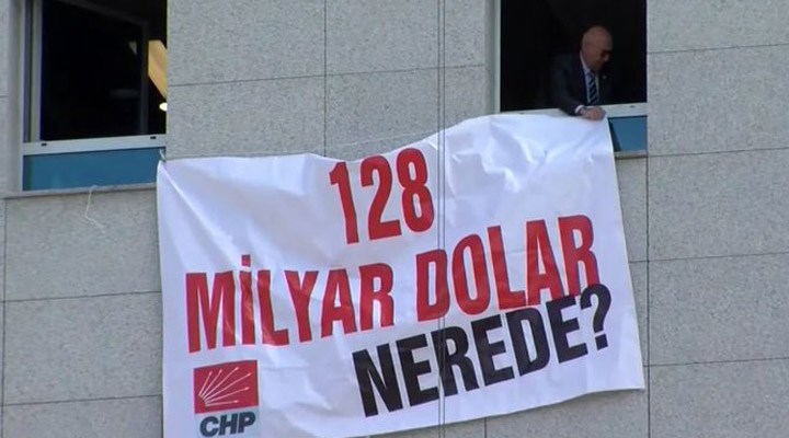 CHP'li Tanal, Meclis'e '128 milyar dolar nerede?' pankartı astı