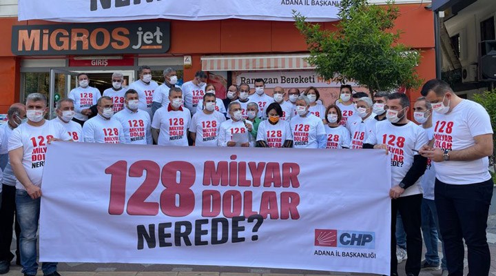 Adana'da CHP'nin '128 milyar dolar nerede?' pankartı kaldırıldı