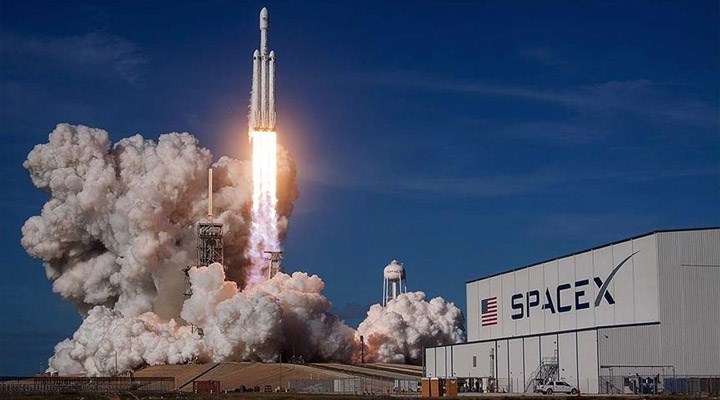 NASA, astronotları Ay'a indirecek kapsülün inşası için SpaceX'i seçti