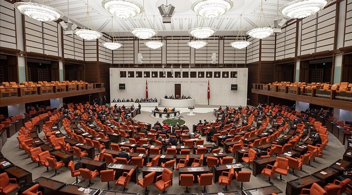 CHP'nin emeklinin bayram ikramiyesine zam teklifi AKP ve MHP'nin oylarıyla reddedildi