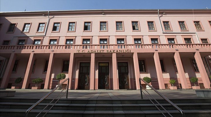 Adalet Bakanlığı, yazılı ve sözlü sınavların ertelendiğini açıkladı