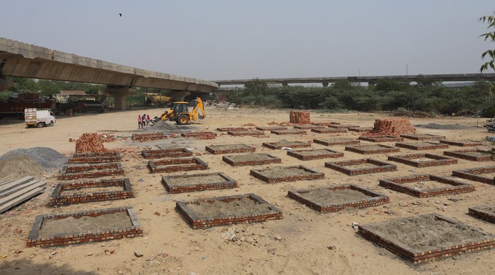 Hindistan’da Covid-19 salgını ‘felaket’ boyutunda: Krematoryumlarda yer kalmadı, ölüler sokaklarda yakılıyor!