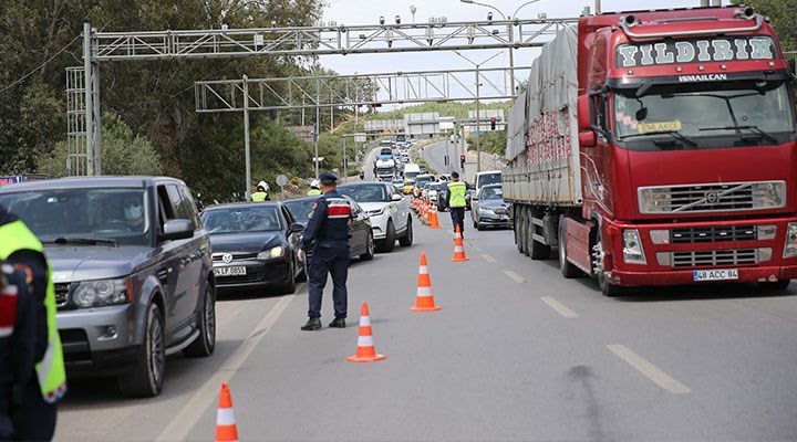 Tam kapanamama: 3 günde 24 bin araç giriş yaptı, Bodrum'un nüfusu 4'e katlandı