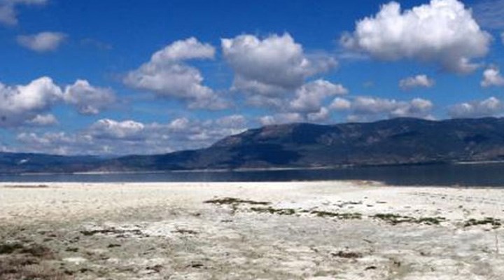 Burdur Gölü'nün kuruyan alanlarından, yılda 2 bin ton zararlı toz etrafa saçılıyor