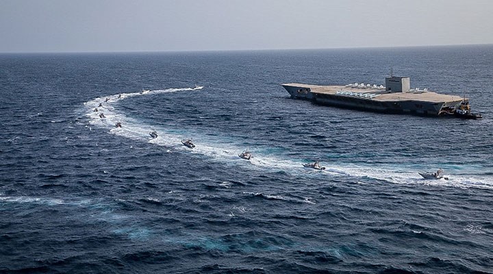 ABD savaş gemilerinden İran botlarına uyarı ateşi açıldı