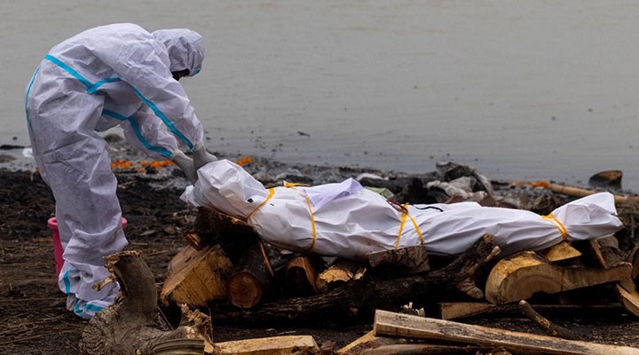 Ganj Nehri'nde koronavirüs hastalarına ait olduğu düşünülen 71 cansız beden bulundu