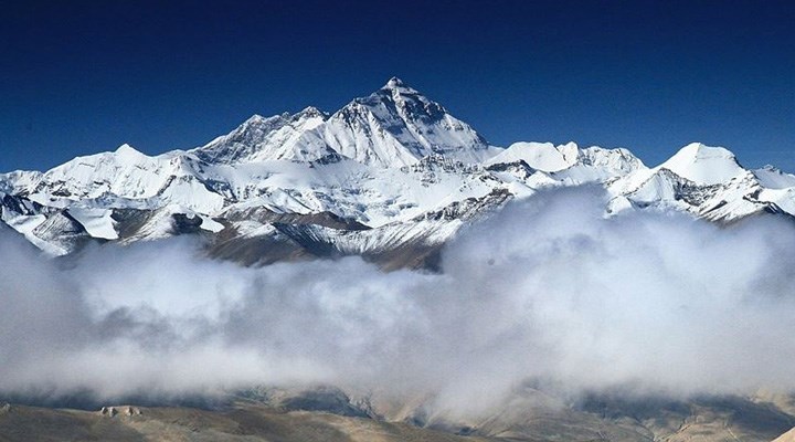 Everest'e tırmanan iki dağcı yorgunluktan yaşamını yitirdi
