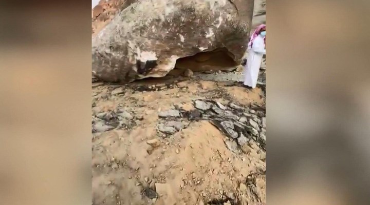 Suudi Arabistan’da dağa düşen yıldırım dev kayalığı parçaladı