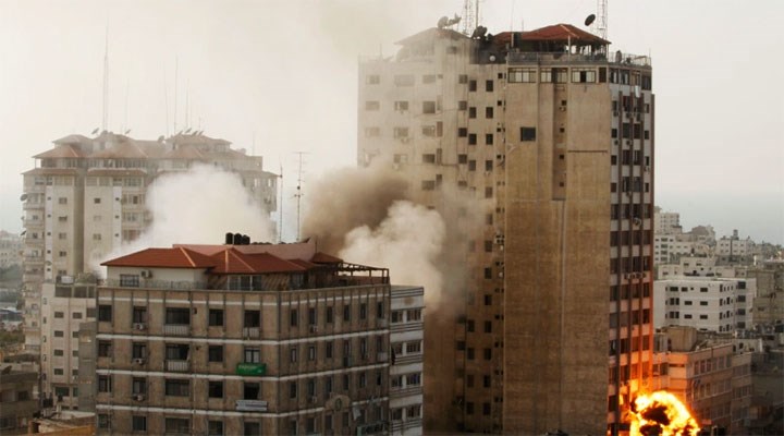 İsrail ordusu Gazze'de medya binasını vurdu