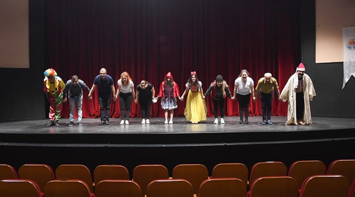 Adana Büyükşehir Belediyesi'nden tiyatroculara nakdi destek