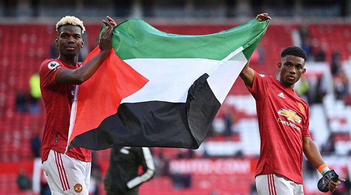 Manchester United oyuncuları Pogba ve Diallo, maçın ardından Filistin bayrağı açtı