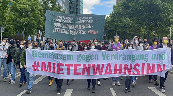 Berlin'de yüksek kiralar protesto edildi