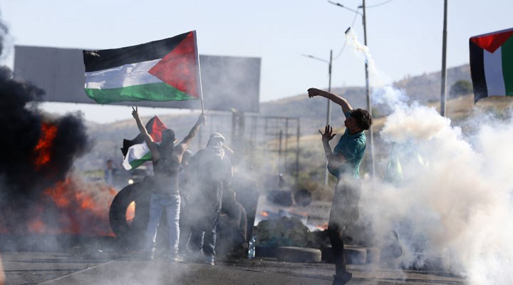 Kudüs'te polis eşlliğinde ırkçı saldırı, başbakanlık önünde Netanyahu istifa sesleri