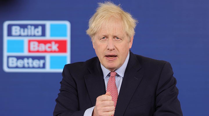 Boris Johnson, burka giyen kadınları 'posta kutusuna' benzettiği için özür diledi