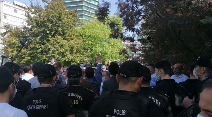 Davutoğlu’nun Meclis önündeki basın açıklamasına polis engeli: Barikat kuruldu!