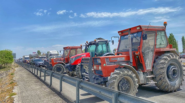 Konya'da çiftçiler yol kapattı
