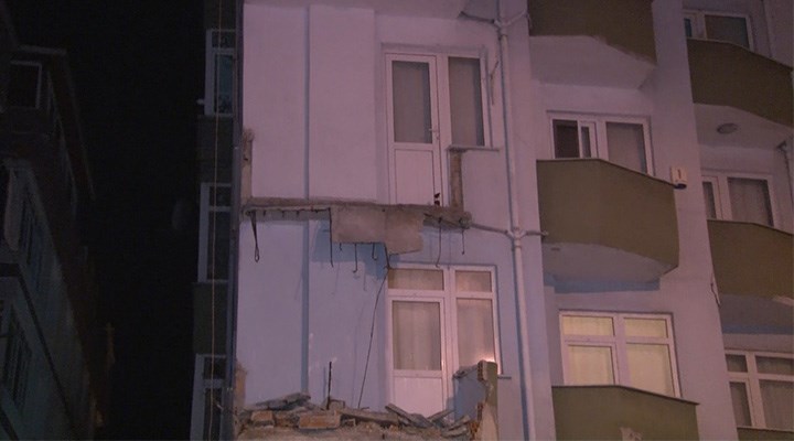 Avcılar’da 7 katlı bir binanın iki balkonu çöktü