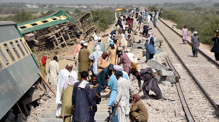Pakistan'da yolcu trenleri çarpıştı: 38 ölü
