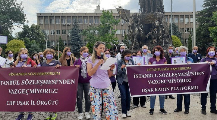 Uşak'ta kadınlardan İstanbul Sözleşmesi eylemi: Sözleşmeden vazgeçmiyoruz!