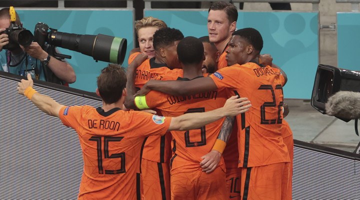 Hollanda son 16 turuna çıkmayı garantiledi