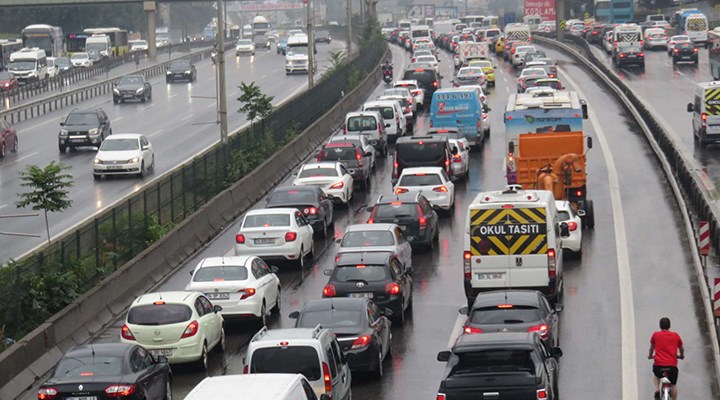 Sağanak yağış İstanbul trafiğini kilitledi