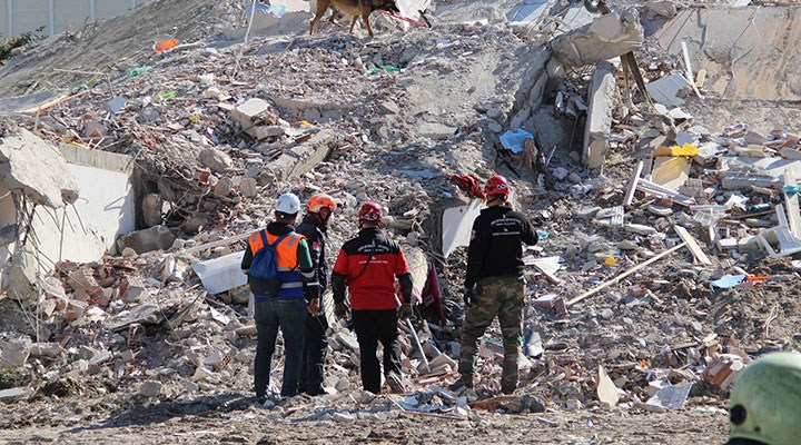 İzmir depreminde 11 kişinin hayatını kaybettiği apartman 1975 Yönetmeliği'ne bile aykırı yapılmış
