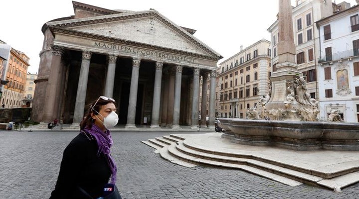 İtalya'da açık alanda maske zorunluluğu kalkıyor