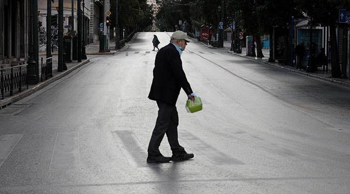 Yunanistan’da yarından itibaren açık alanlarda maske zorunluluğu kaldırılıyor