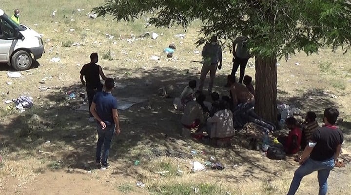 Bitlis'te yol kenarına terk edilmiş 70 göçmen bulundu
