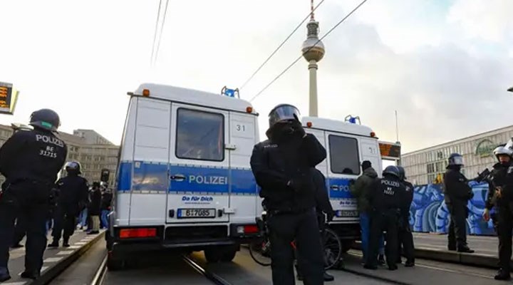 Almanya'da bıçaklı saldırı: 3 ölü