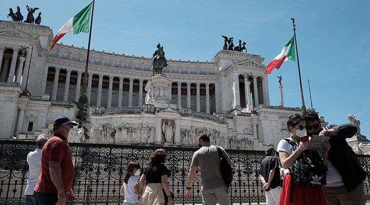 İtalya'da açık alanda maske zorunluluğu kalkıyor