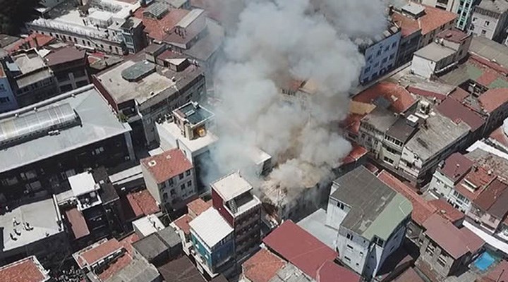 Fatih'te oyuncak deposunda yangın: Kontrol altına alındı
