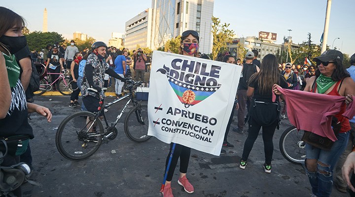 Şili’de yeni anayasa için yerli lider görevde