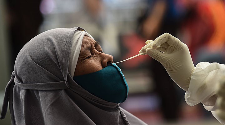 Sıvı oksijen krizi yaşanıyordu: Endonezya'da koronavirüs ölümleri zirve yaptı