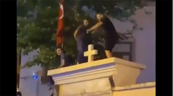 Kadıköy'de kilise kapısı üzerinde dans eden 3 kişi serbest bırakıldı