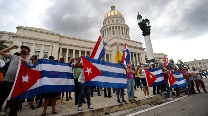 Küba’da hükümet karşıtı gösteriler: Bir kişi yaşamını yitirdi; Raul Castro, Siyasi Büro toplantısına katıldı