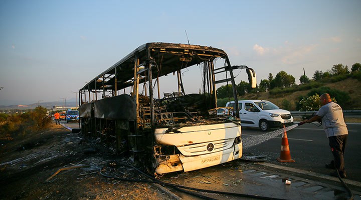İzmir'de seyir halindeki yolcu otobüsü yandı