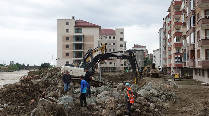 Sel felaketinin ardından: Arhavi'de hasar tespit ve temizlik çalışmaları sürüyor