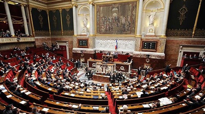 "İslamcı bölücülükle mücadele" yasası Fransız Meclisi'nden geçti: Tartışmalı yasada neler var?