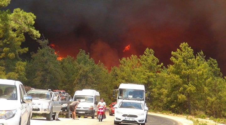 Manavgat'ta 4 ayrı noktada çıkan orman yangını yerleşim yerlerine sıçradı
