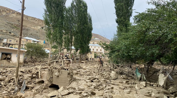 Van'da sel felaketi: 5 ev yıkıldı